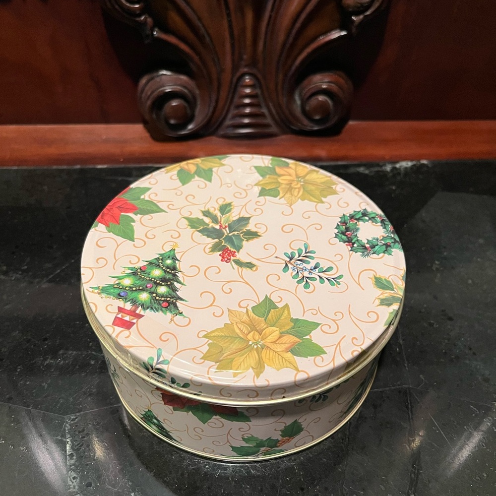 PM011526 Holiday Tin with Festive Design